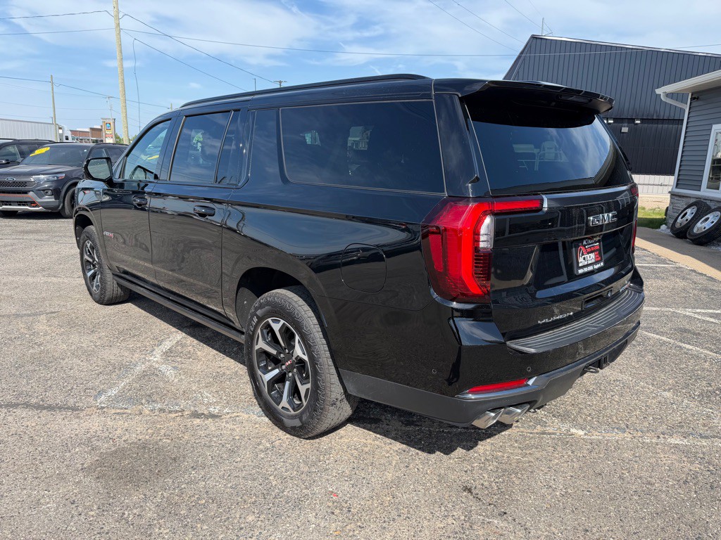 2025 GMC Yukon Image 3