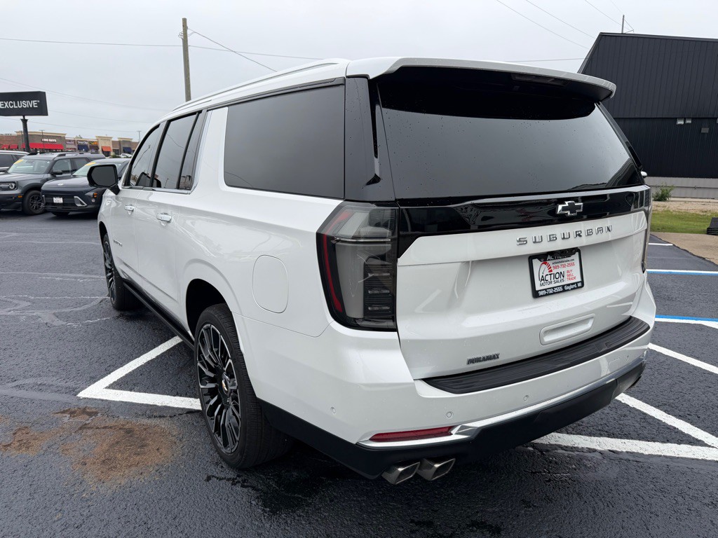 2025 Chevrolet Suburban Image 3