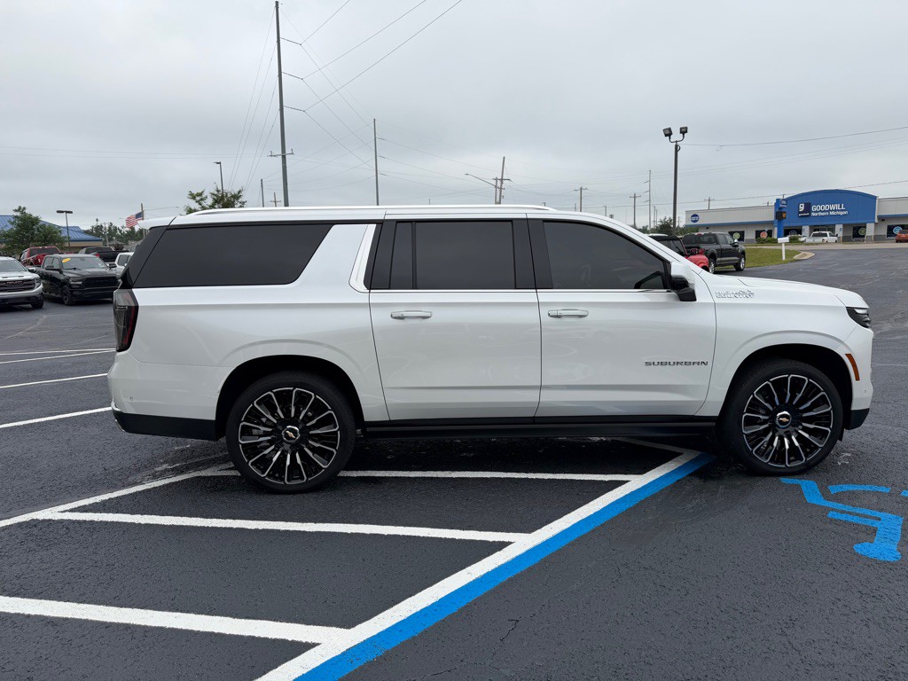 2025 Chevrolet Suburban Image 6