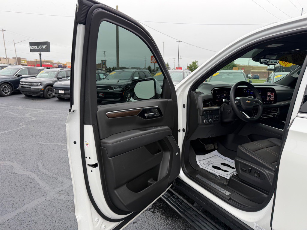 2025 Chevrolet Suburban Image 12
