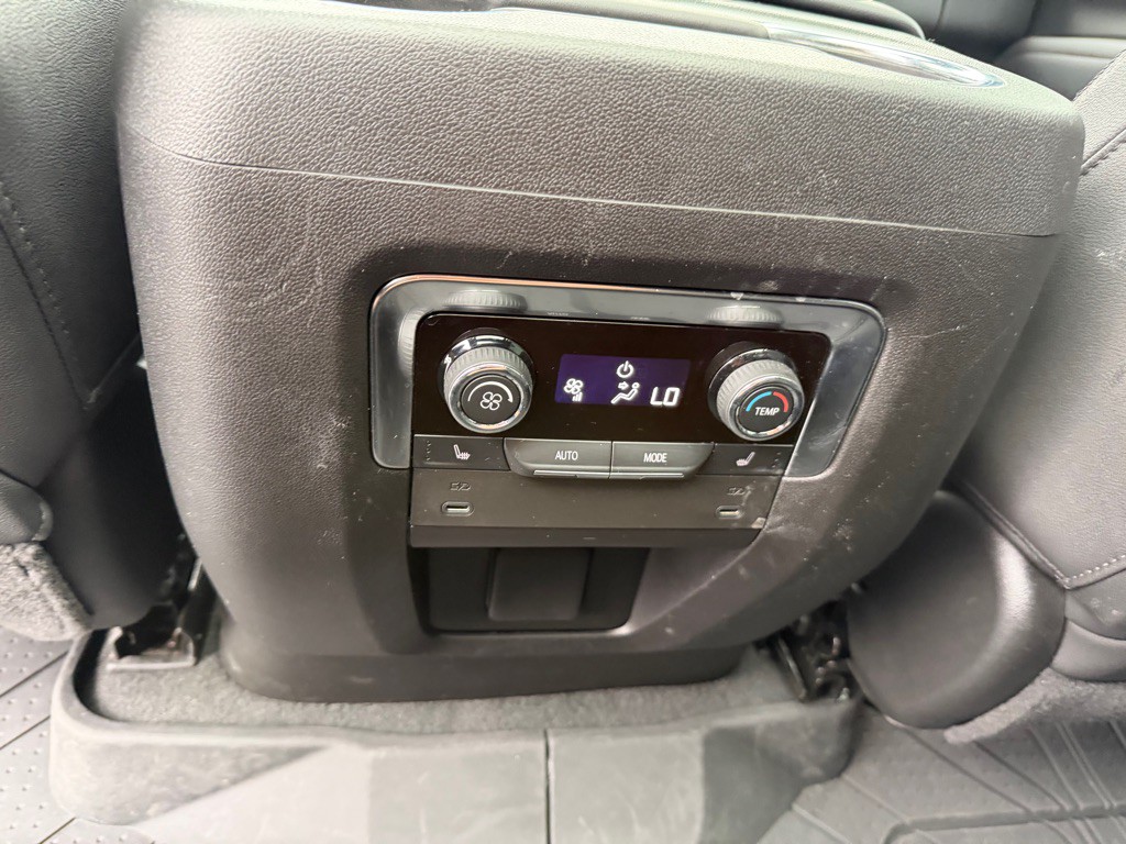2025 Chevrolet Suburban Image 41