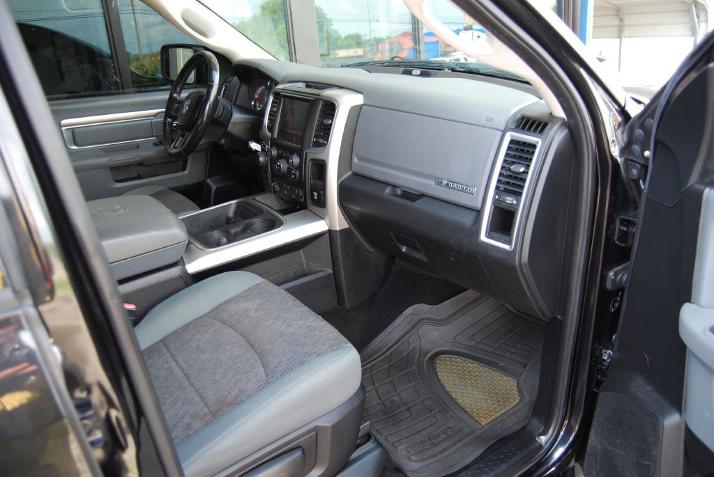 2016 RAM 1500 Image 3