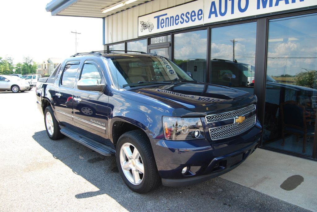 2012 Chevrolet Avalanche Image 2