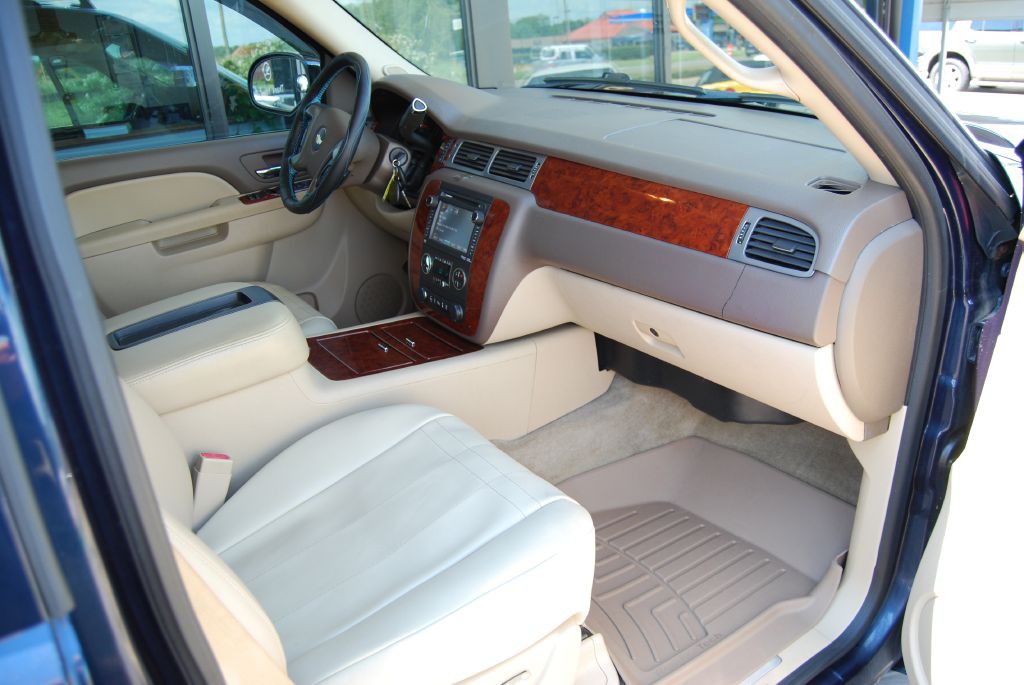 2012 Chevrolet Avalanche Image 3