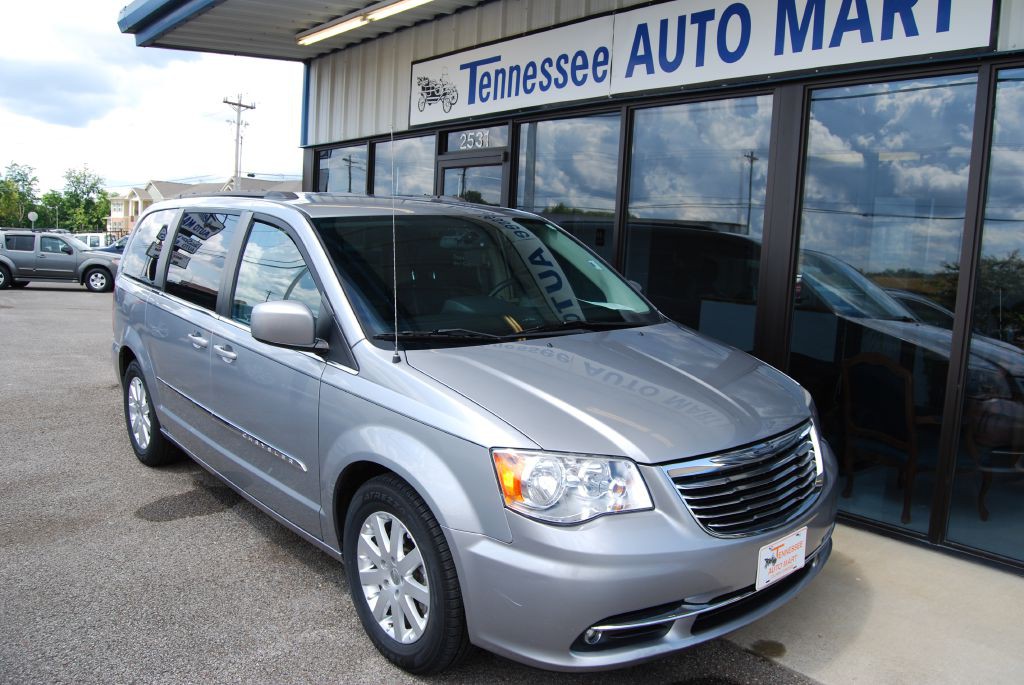 2014 Chrysler Town & Country Image 2