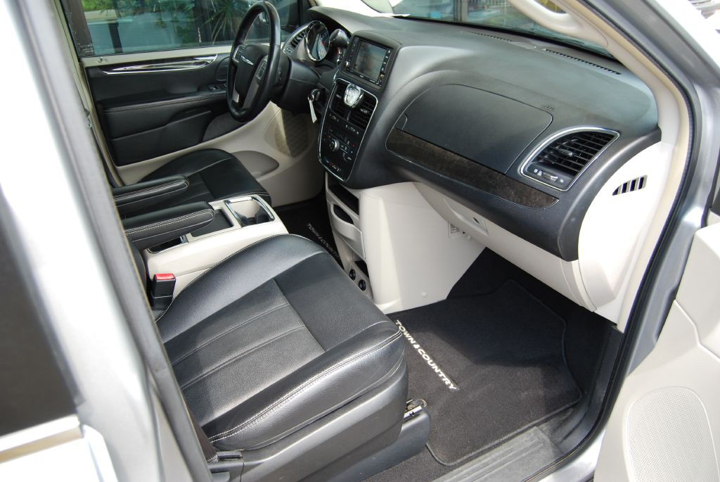 2014 Chrysler Town & Country Image 3