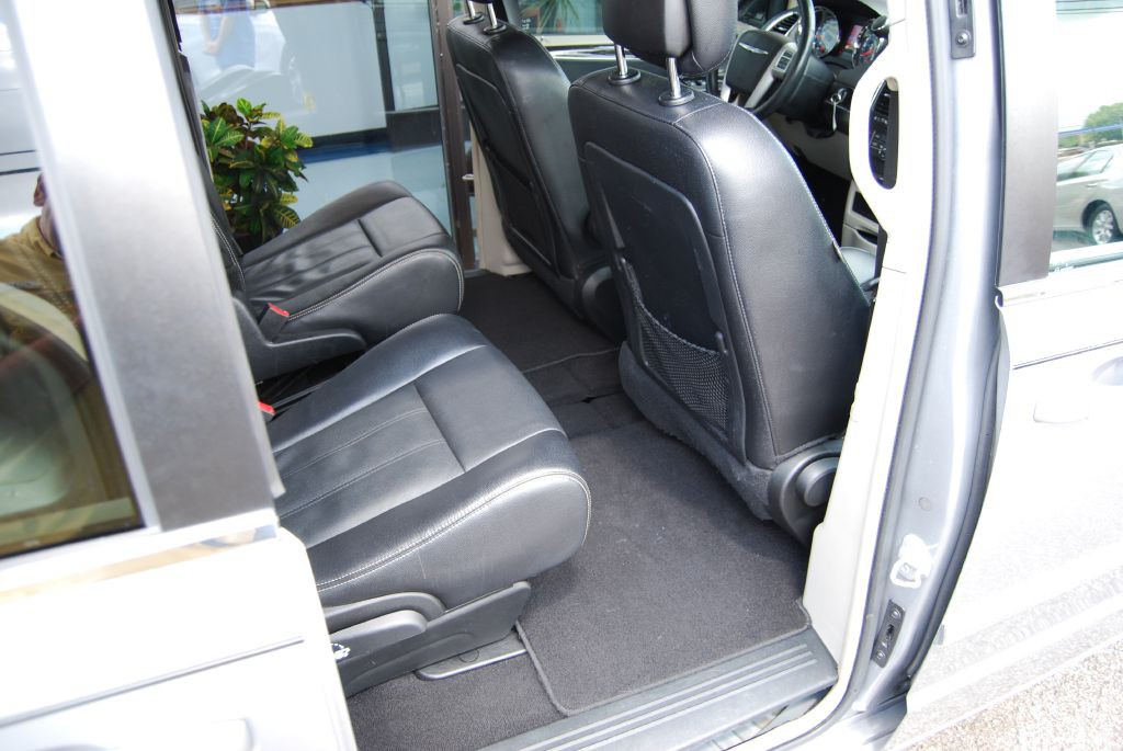 2014 Chrysler Town & Country Image 4