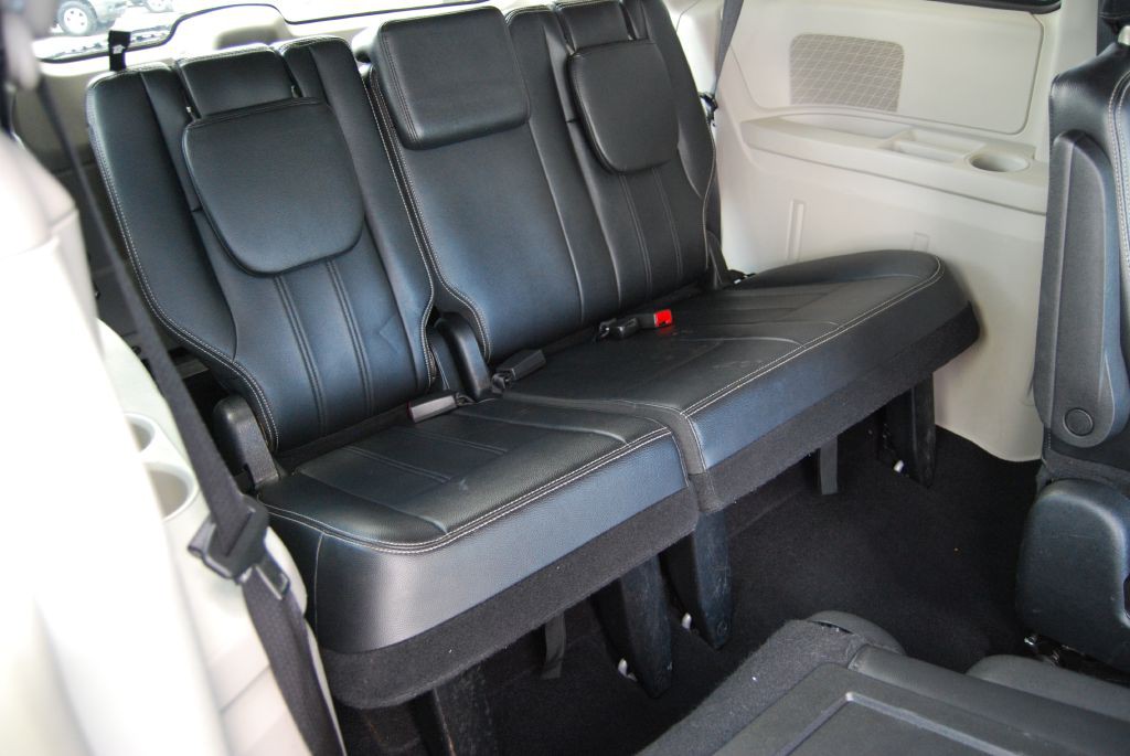2014 Chrysler Town & Country Image 5