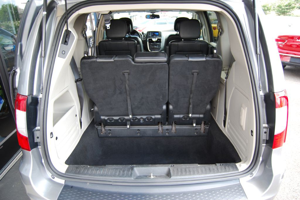 2014 Chrysler Town & Country Image 6