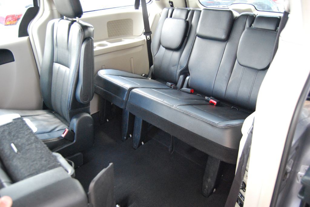 2014 Chrysler Town & Country Image 7