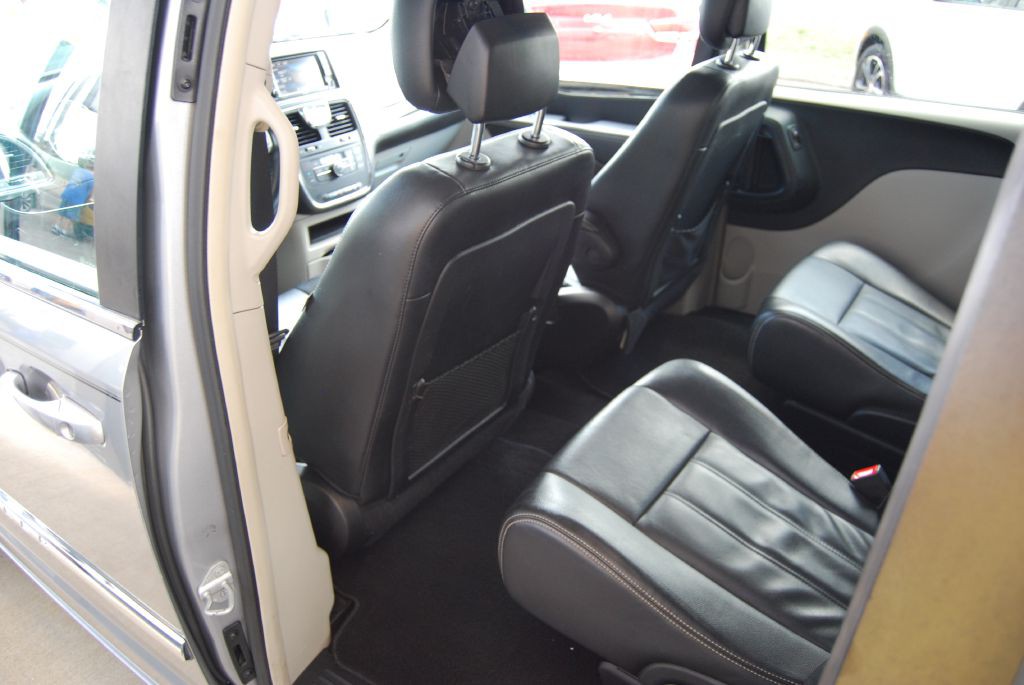 2014 Chrysler Town & Country Image 8