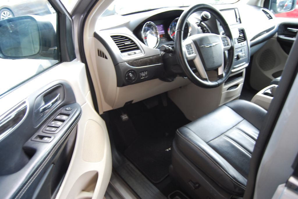 2014 Chrysler Town & Country Image 9