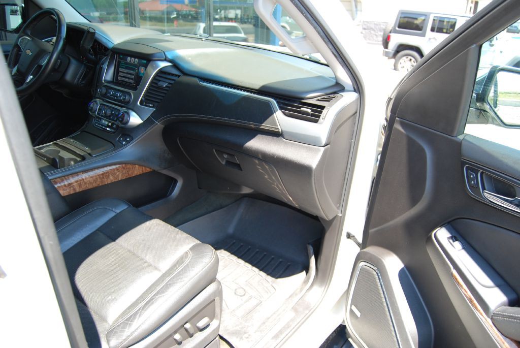 2015 Chevrolet Suburban Image 3