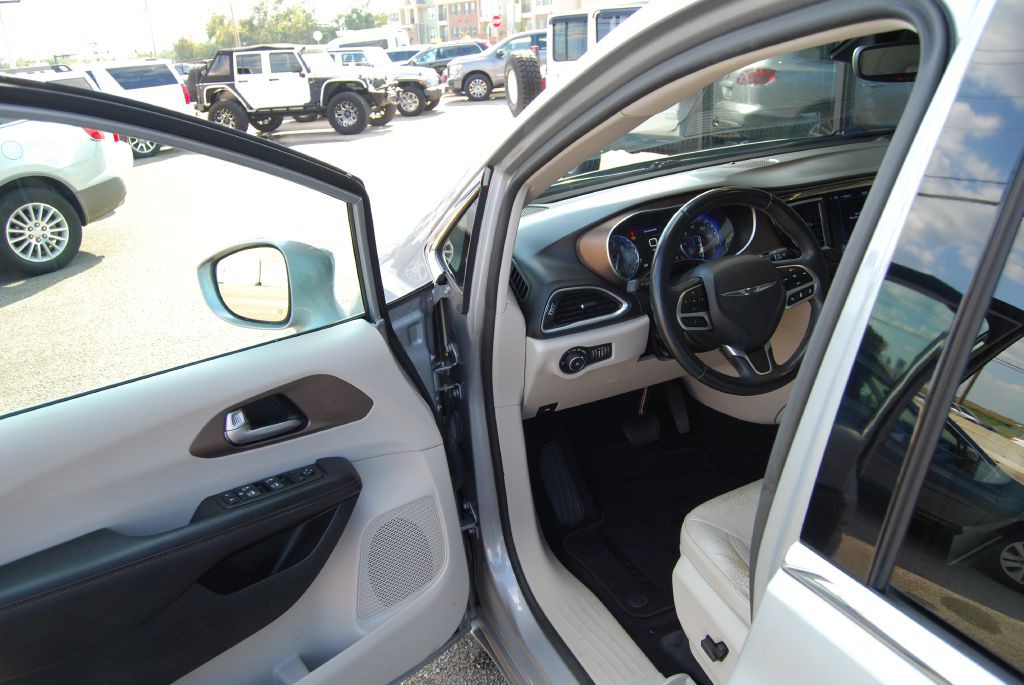 2018 Chrysler Pacifica Image 3