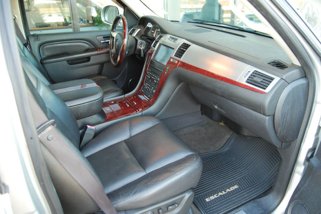 2011 Cadillac Escalade Image 3
