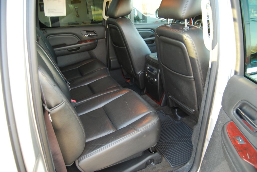 2011 Cadillac Escalade Image 4