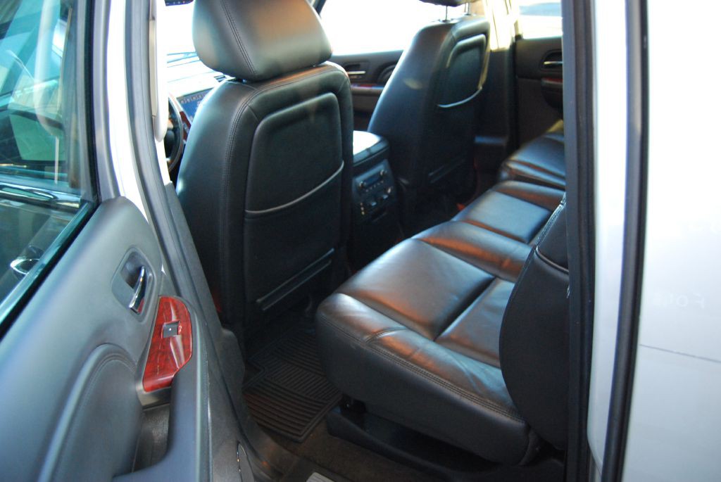 2011 Cadillac Escalade Image 6