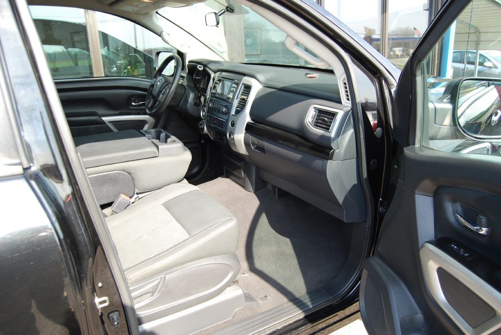 2017 Nissan Titan Image 3