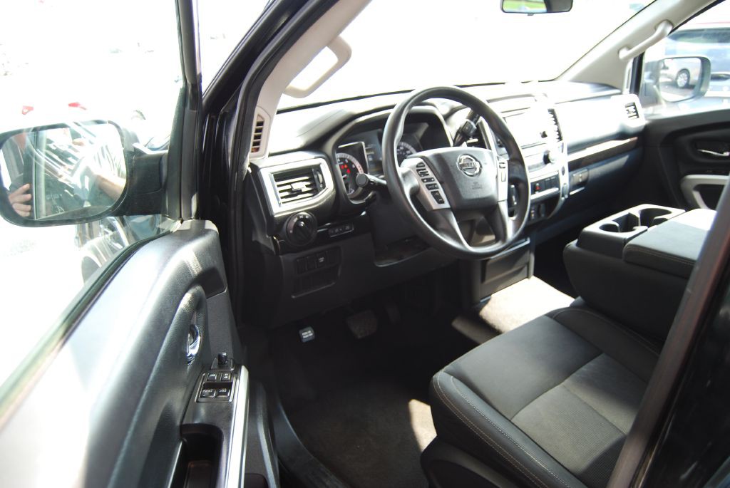 2017 Nissan Titan Image 5