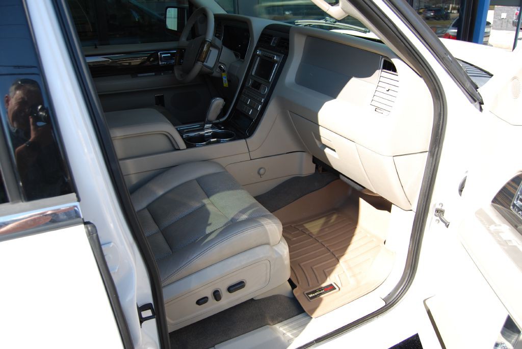 2010 Lincoln Navigator Image 3