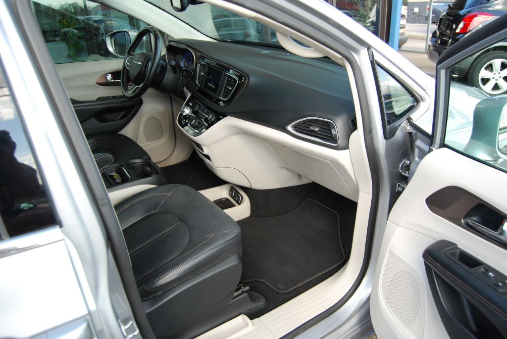 2019 Chrysler Pacifica Image 3