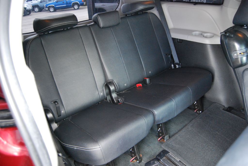 2016 Toyota Sienna Image 5