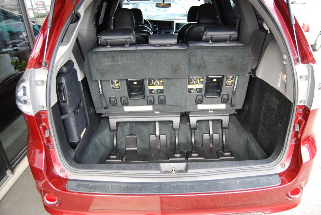 2016 Toyota Sienna Image 6