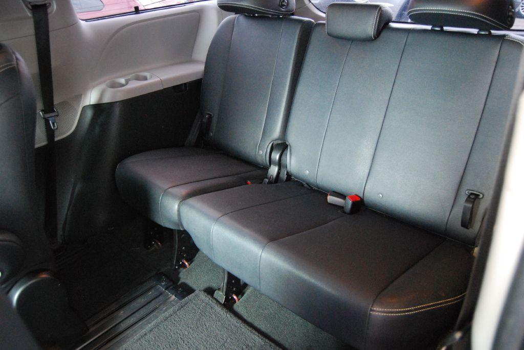 2016 Toyota Sienna Image 7