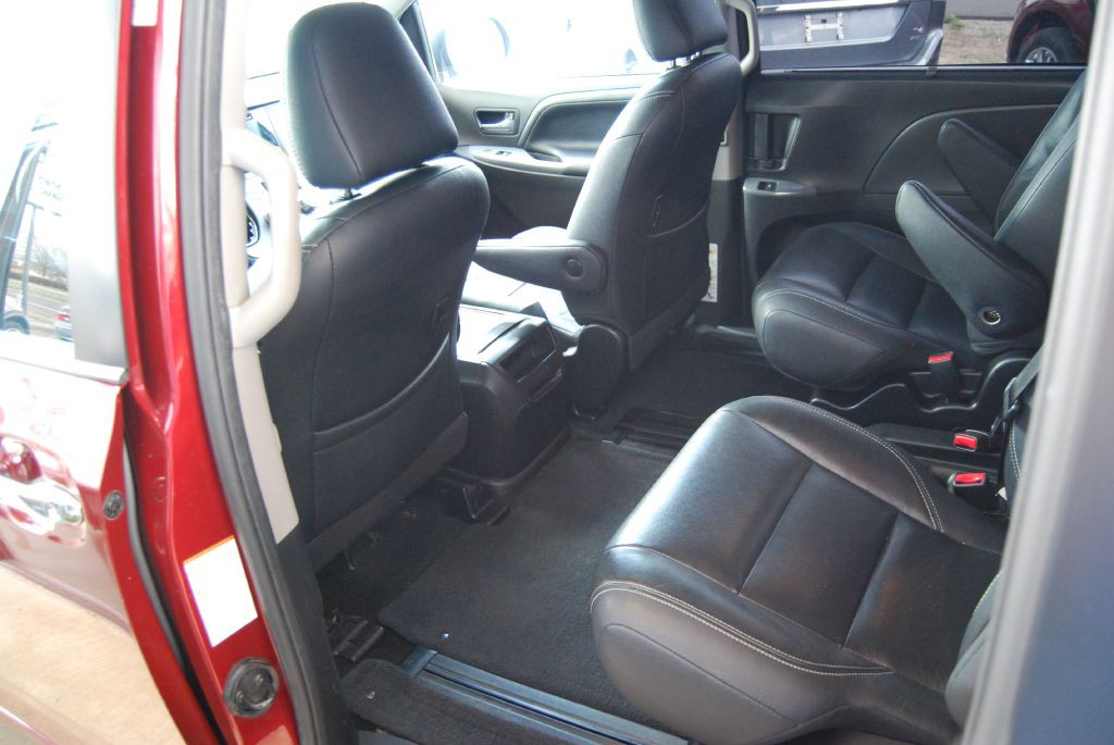 2016 Toyota Sienna Image 8