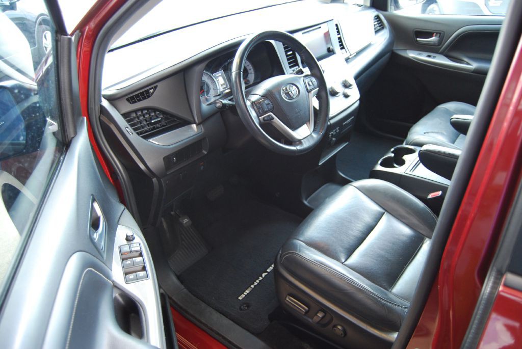 2016 Toyota Sienna Image 9