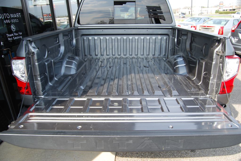 2017 Nissan Titan Image 5