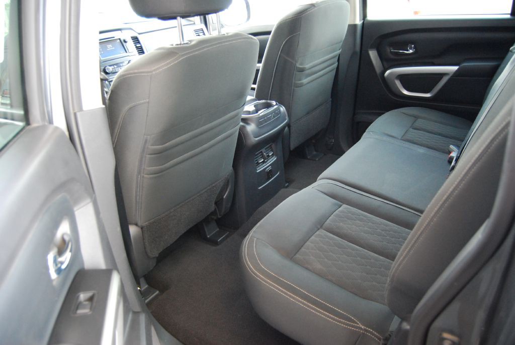 2017 Nissan Titan Image 6
