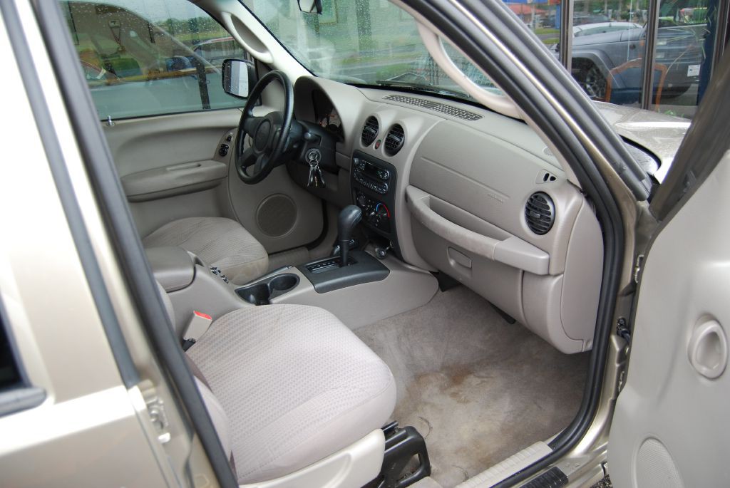 2004 Jeep Liberty Image 3