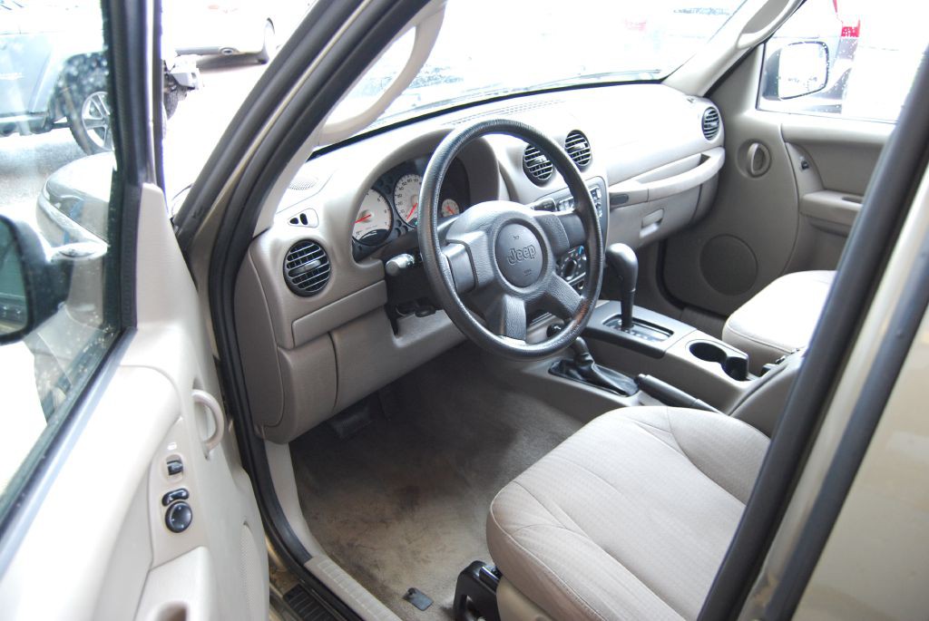2004 Jeep Liberty Image 7
