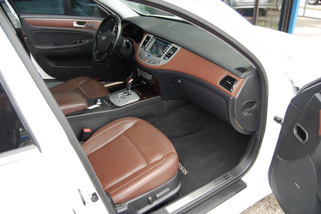 2014 Hyundai Genesis Image 3