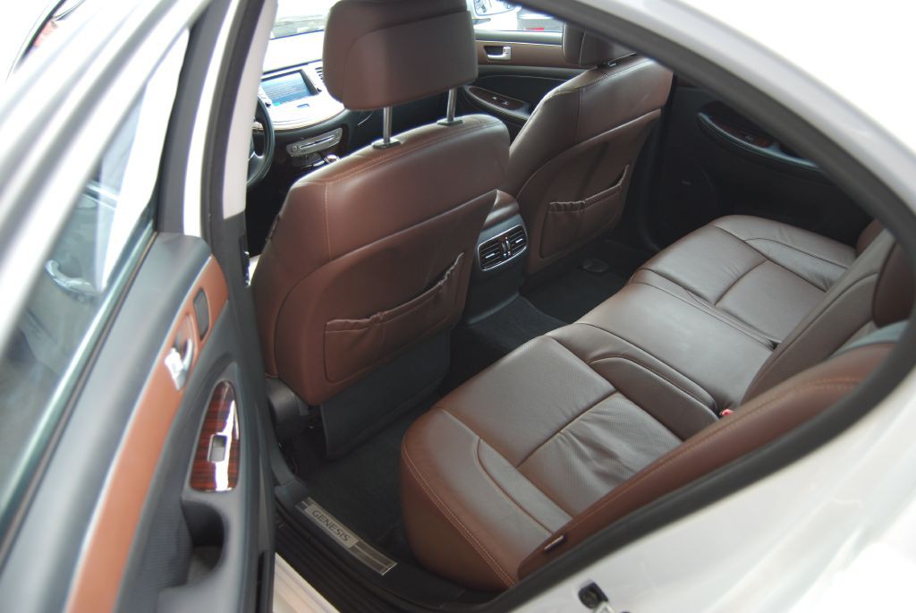 2014 Hyundai Genesis Image 6