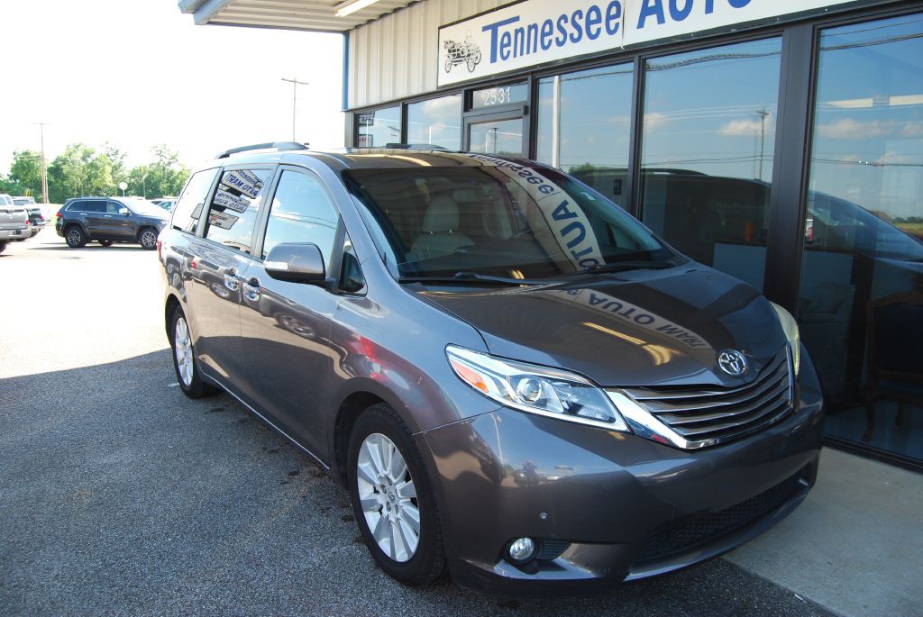 2015 Toyota Sienna Image 2