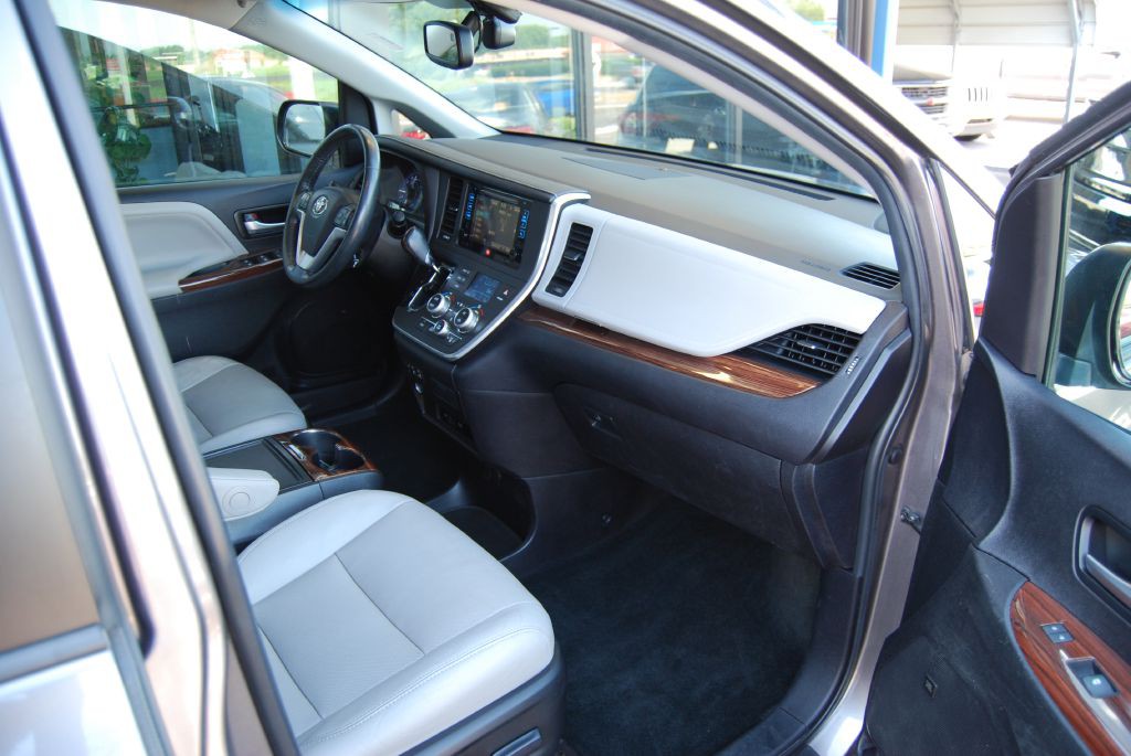 2015 Toyota Sienna Image 3
