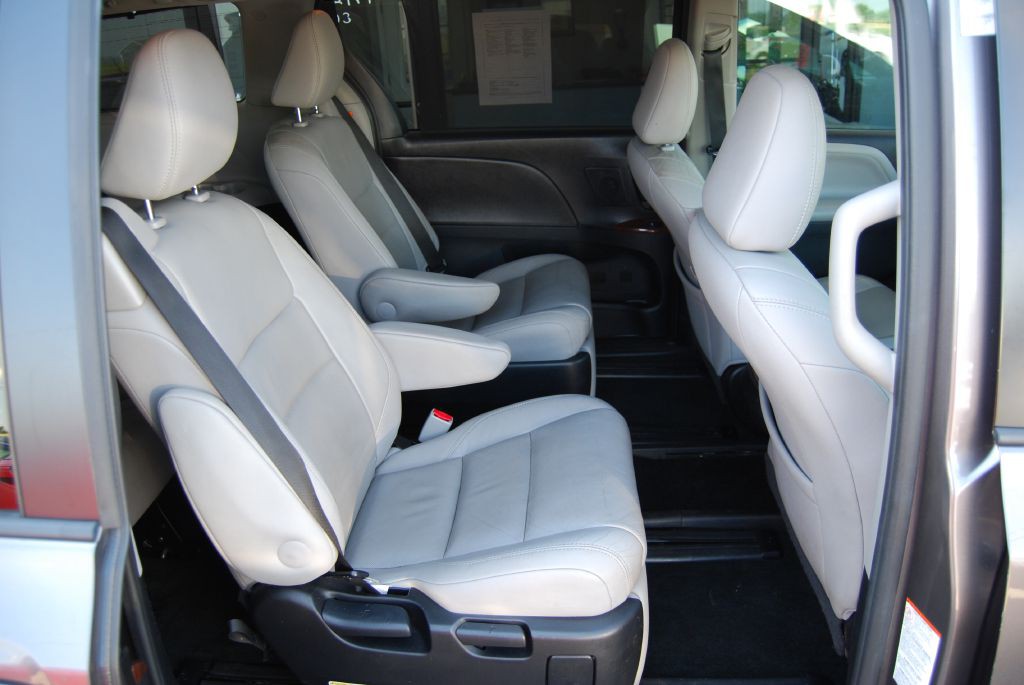 2015 Toyota Sienna Image 4