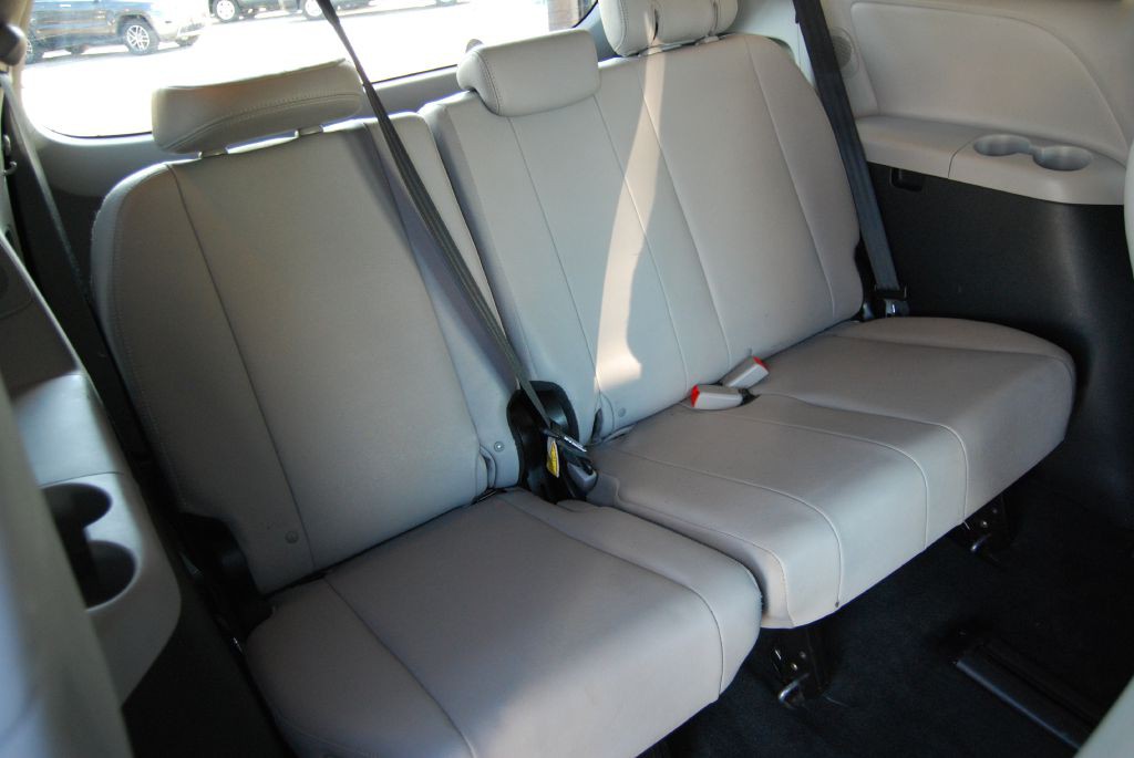 2015 Toyota Sienna Image 5