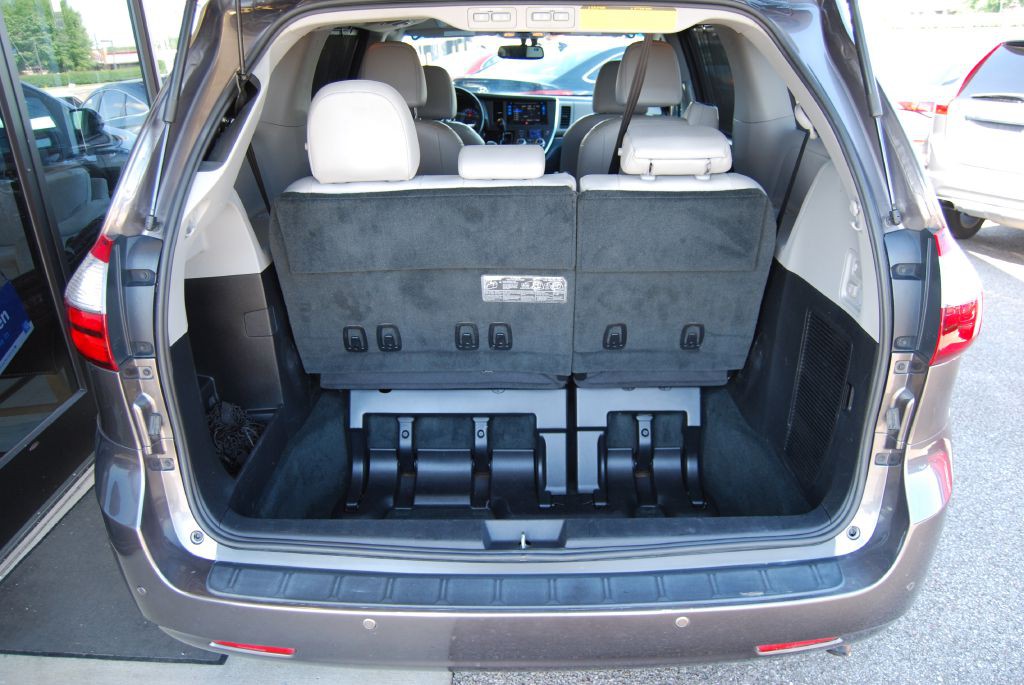 2015 Toyota Sienna Image 6