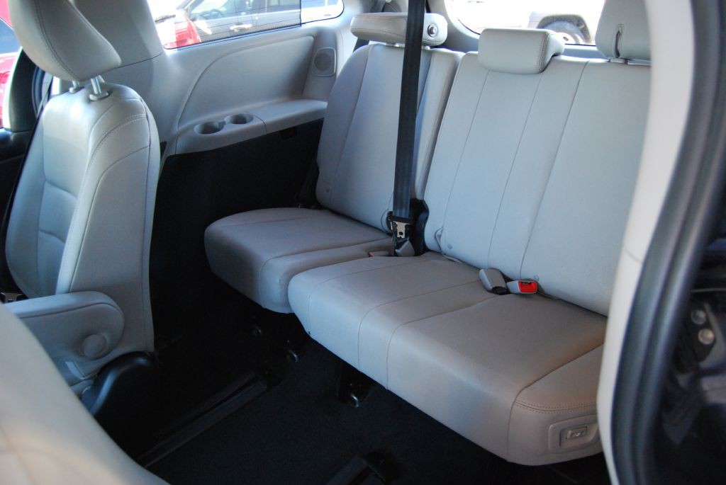 2015 Toyota Sienna Image 7