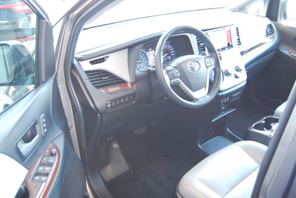 2015 Toyota Sienna Image 9