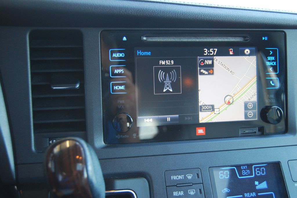 2015 Toyota Sienna Image 10
