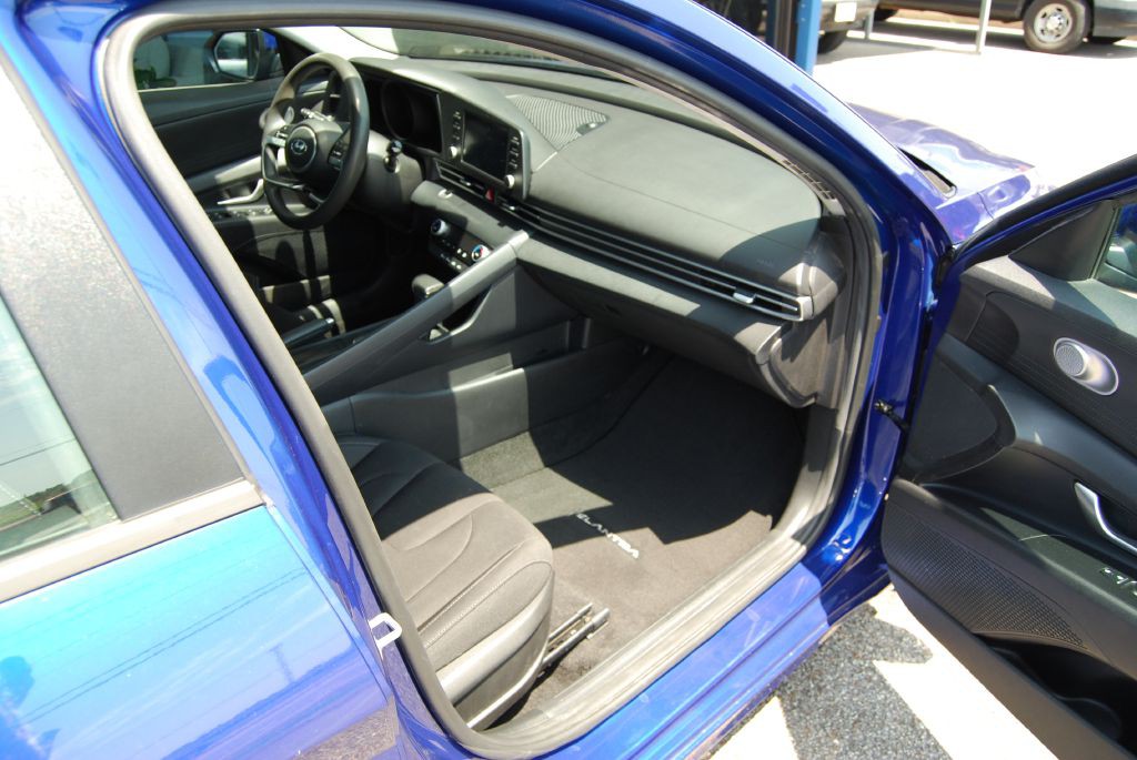 2022 Hyundai Elantra Image 3