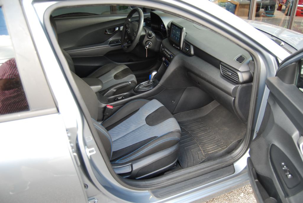 2019 Hyundai Veloster Image 3