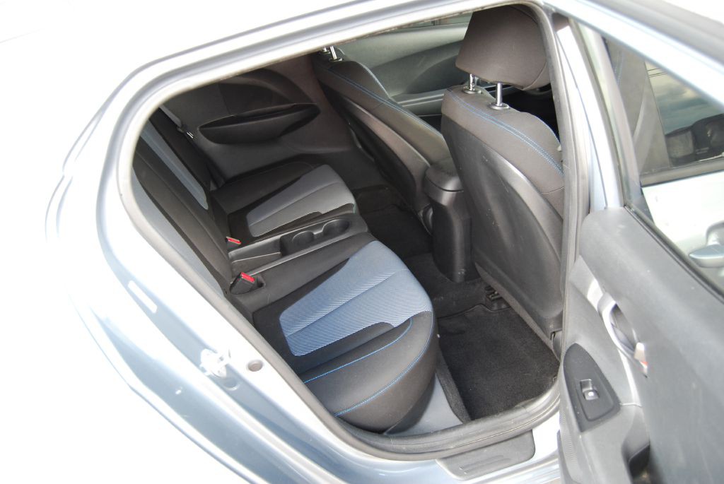 2019 Hyundai Veloster Image 4