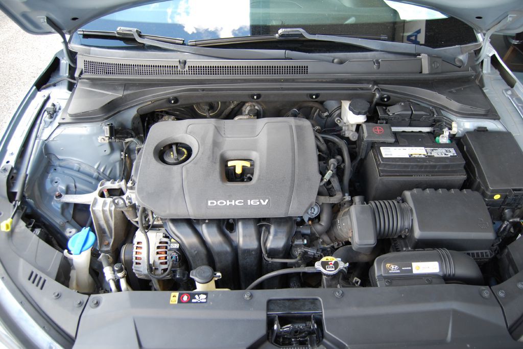 2019 Hyundai Veloster Image 8