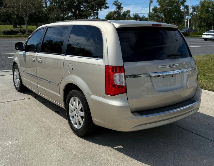 2013 Chrysler Town & Country Image 2