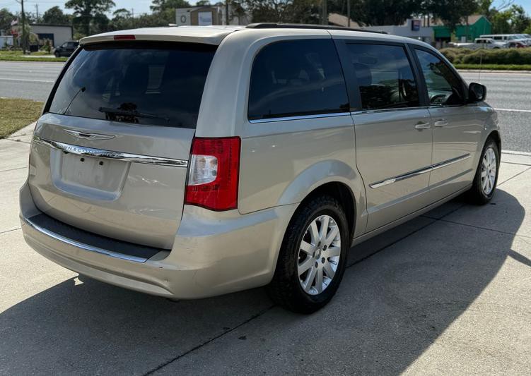 2013 Chrysler Town & Country Image 3